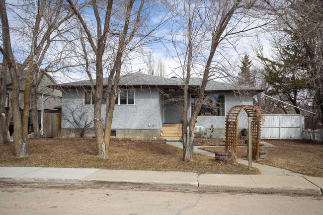4302 Grandview Boulevard, Home with 5 bedrooms, 2 bathrooms and 4 parking in Red Deer AB | Image 2