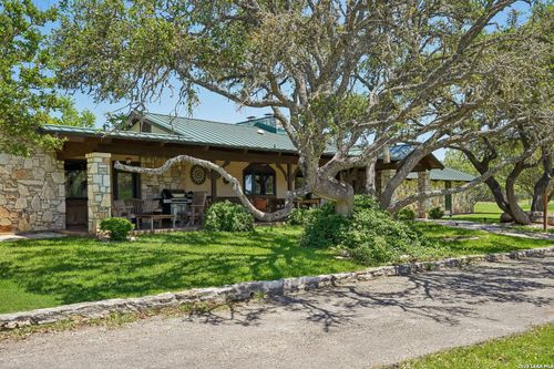 722 W Lacey Oak Pkwy, Kerrville, TX, 78028-2019 | Card Image