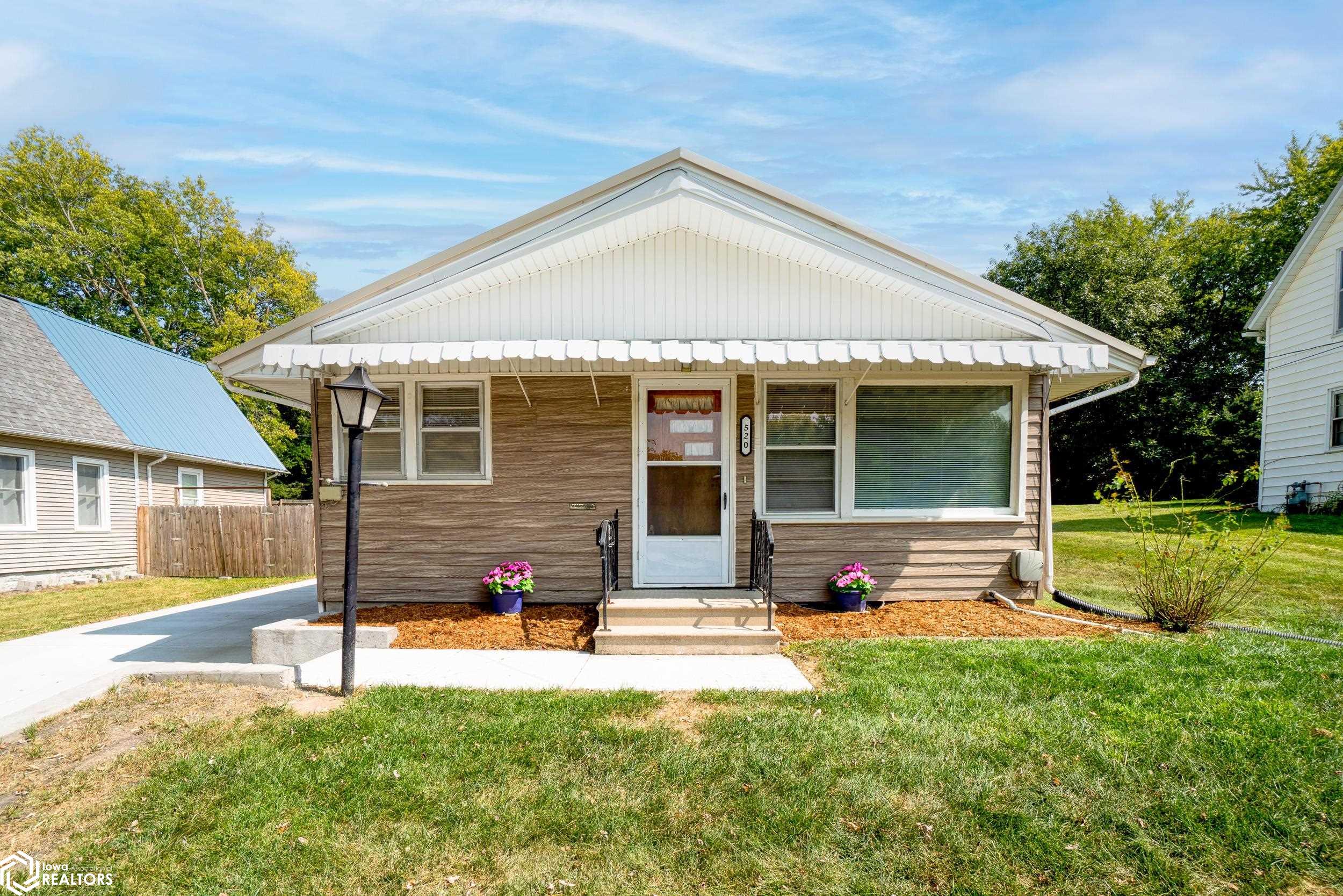 Avenue B , Washington, IA 52353