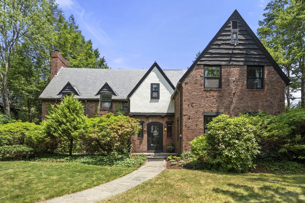 Taylor Crossway , Brookline, MA 02445