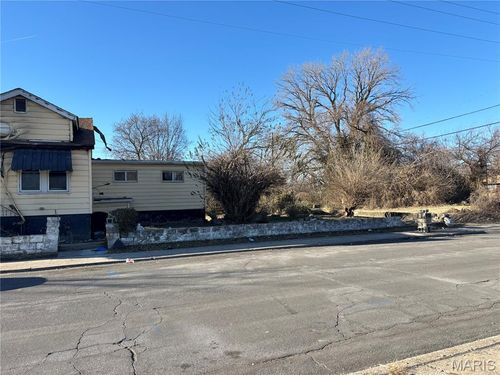 217 W 2nd St, Madison, IL, 62060-1052 | Card Image