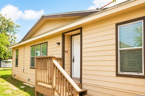 18066 Lagloria Rd, Elmendorf, TX, 78112-3618 | Card Image