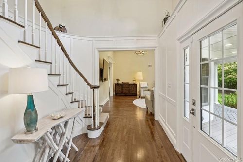 39 Smugglers Path, Riverhead, NY, 11901-5302 | Card Image