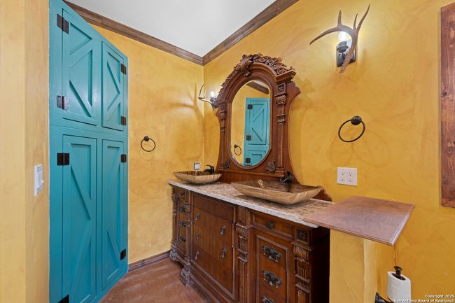 1065 B &Amp; R, Home with 3 bedrooms, 3 bathrooms and null parking in Utopia TX | Image 23
