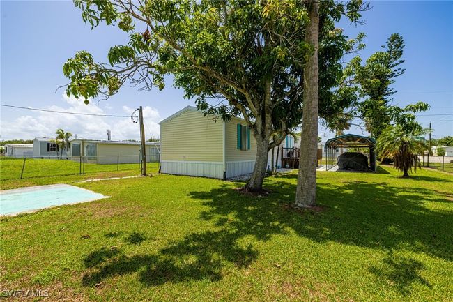 Large manicured lot with mango tree. | Image 21