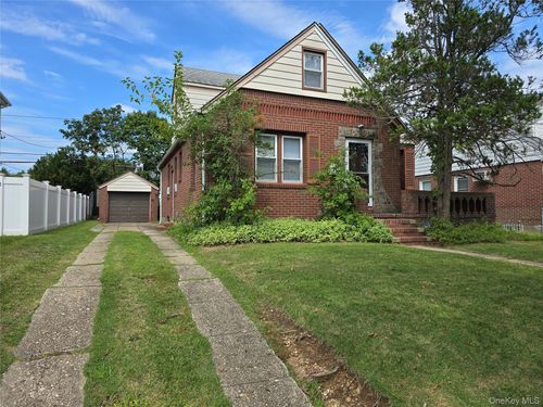 123 Nugent St, New Hyde Park, NY, 11040-1915 | Card Image