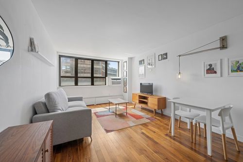 4v-301 W 110th St, New York, NY, 10026-4066 | Card Image