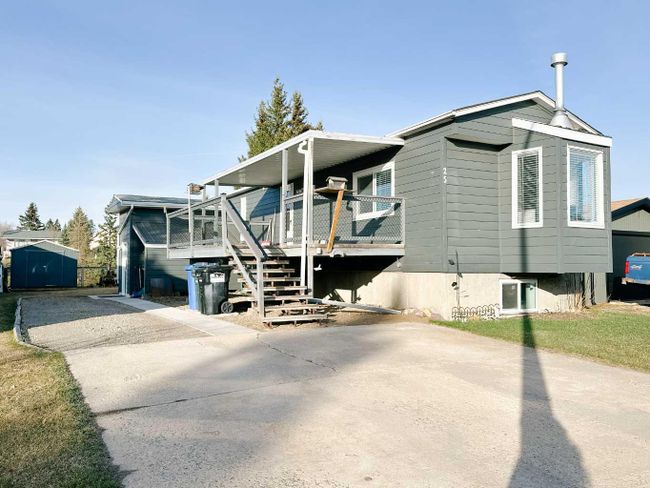25 Southridge Crescent, Home with 2 bedrooms, 2 bathrooms and 2 parking in Didsbury AB | Image 1