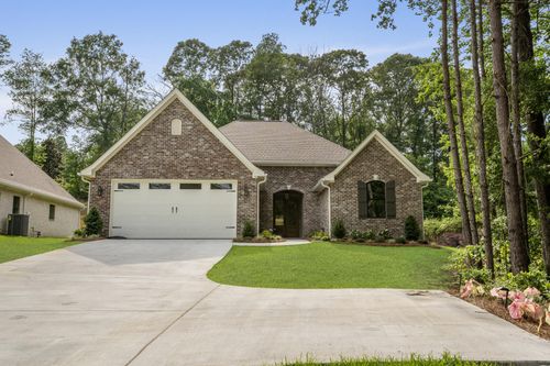 33 Courtland Dr, Hattiesburg, MS, 39402-8180 | Card Image