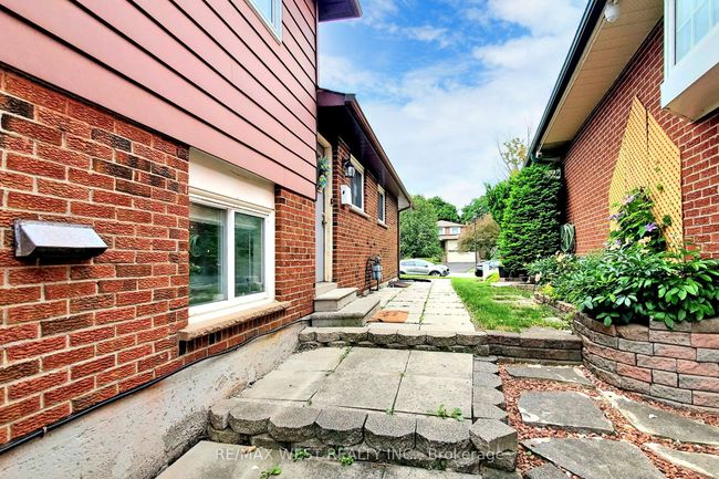 B - 39 Portland Cres, Home with 2 bedrooms, 3 bathrooms and 2 parking in Newmarket ON | Image 27