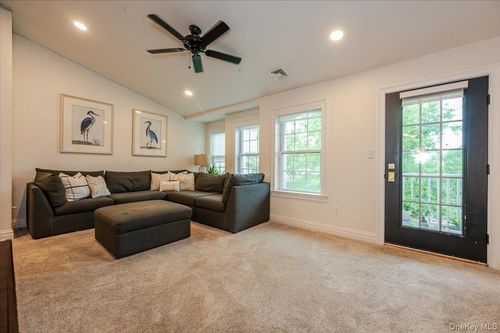 32-32 Della Dr, West Babylon, NY, 11704-6240 | Card Image