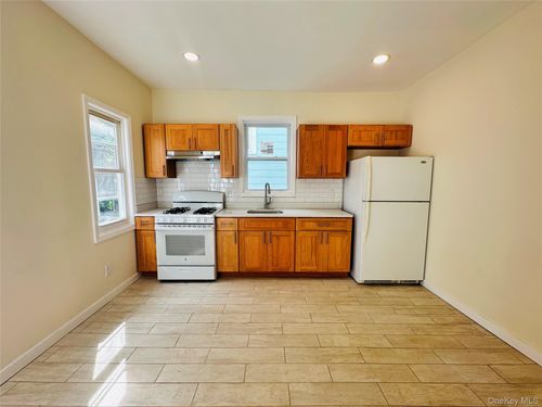 71 N Hamilton St, Poughkeepsie, NY, 12601-2511 | Card Image