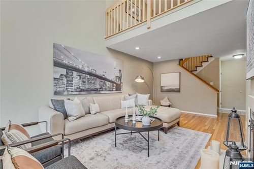 4 Currey Ln, West Orange, NJ, 07052-2164 | Card Image