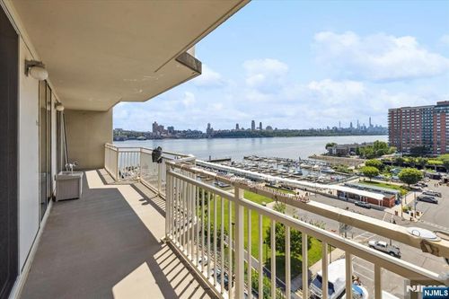 1055 River Rd, Edgewater, NJ, 07020-1364 | Card Image