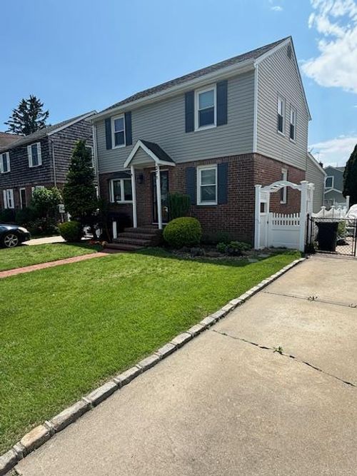 371 White Rd, Mineola, NY, 11501-1129 | Card Image