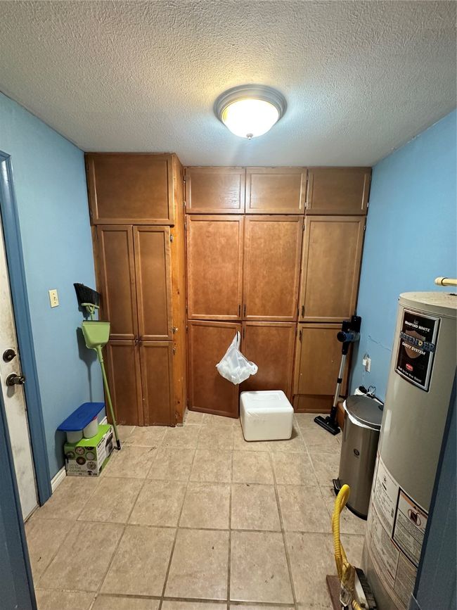 Storage room between garage and kitchen | Image 13