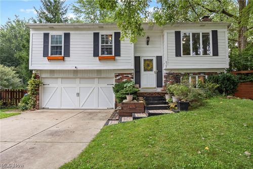 8567 Brentwood Dr, Olmsted Twp, OH, 44138-1853 | Card Image