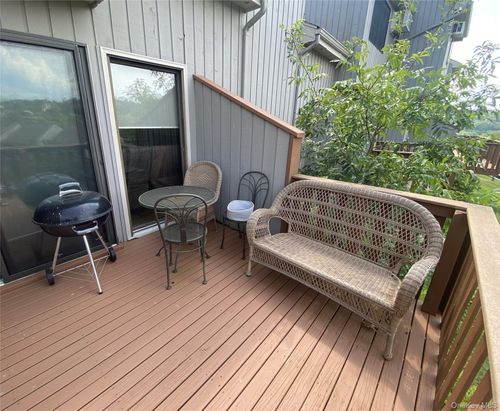 38 Rondout Hbr, Port Ewen, NY, 12466-5002 | Card Image