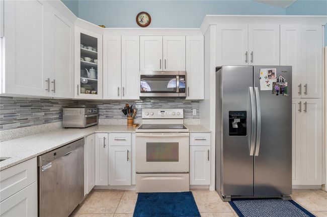 98 Lakepointe Cir, Townhouse with 3 bedrooms, 2 bathrooms and null parking in KISSIMMEE FL | Image 10