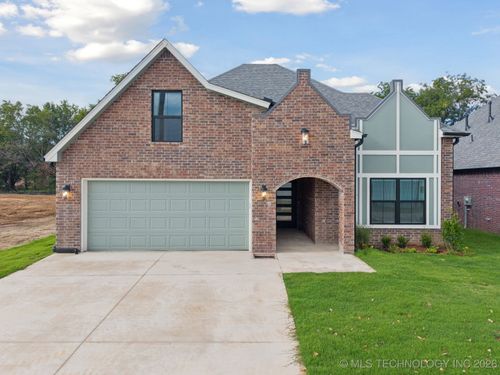 213 W Broadway St, Owasso, OK, 74055-2925 | Card Image