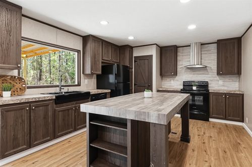 140 Michaels Ln, Huntsville, TX, 77320-8126 | Card Image