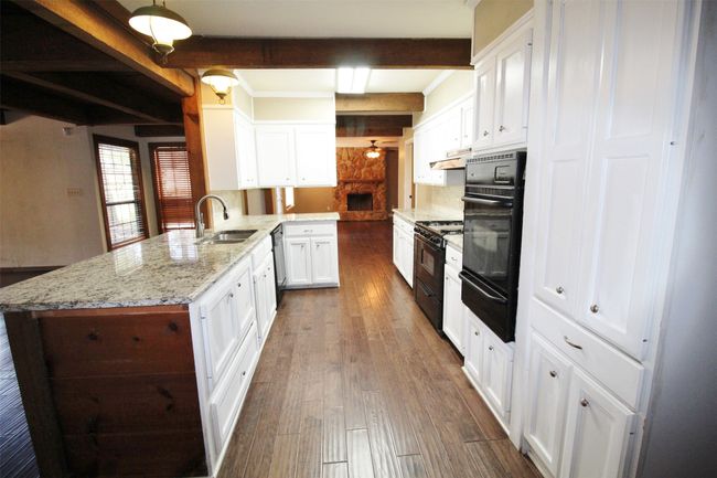 Plenty of cabinets and counter space | Image 12