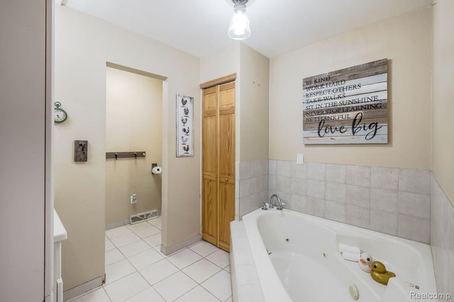 Full bath with jetted tub | Image 26