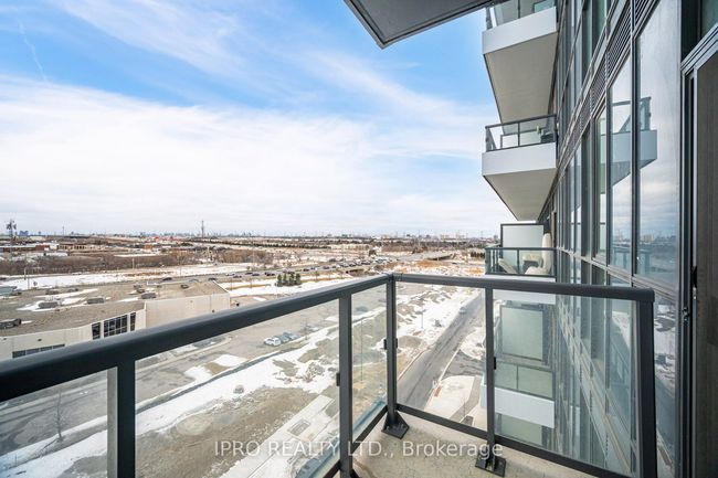 911 - 60 Honeycrisp Cres, Condo with 2 bedrooms, 1 bathrooms and null parking in Concord ON | Image 25
