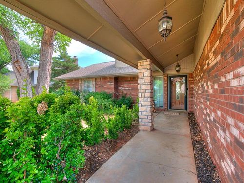 7104 N Lakeway Dr, Warr Acres, OK, 73132-6435 | Card Image