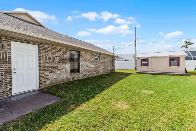 Right side yard with oversized shed/workshop, equiped with power | Image 34