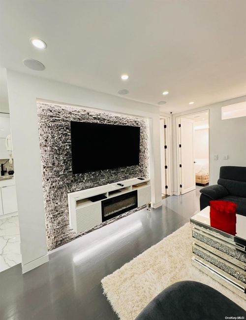 b520-35-20 Leverich St, Jackson Heights, NY, 11372-3951 | Card Image