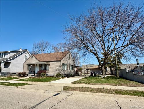 22133 Rosedale St, Saint Clair Shores, MI, 48080-3564 | Card Image