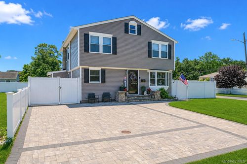 135 Texas St, Lindenhurst, NY, 11757-5337 | Card Image