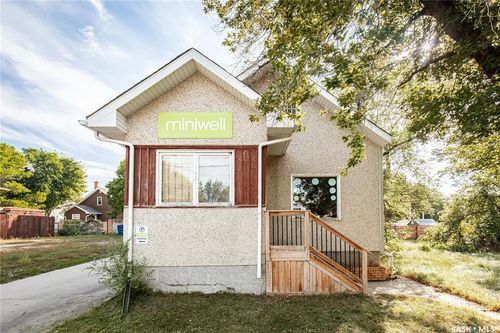 877 9th Ave Nw, Moose Jaw, SK, S6H4J3 | Card Image