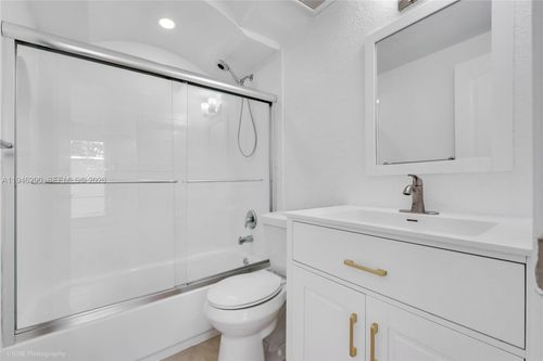 apt-43-3245 Virginia St, Coconut Grove, FL, 33133-5248 | Card Image