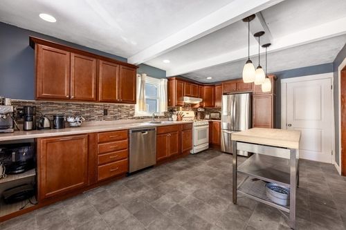 28 Ellsworth St, Medford, MA, 02155-1135 | Card Image