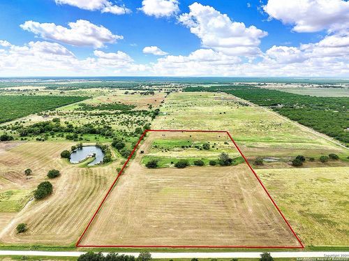 3192 Atascosa County Road 101, Floresville, TX, 78114-4376 | Card Image