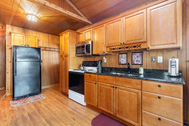 Kitchen area | Image 7