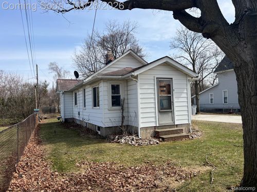 2 Maple St, Oxford, MI, 48371-4641 | Card Image