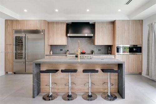 7553 W Treasure Dr, North Bay Village, FL, 33141-4117 | Card Image