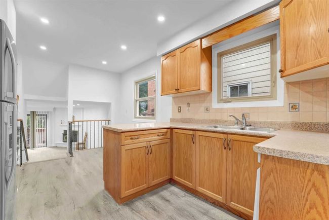 404 Hansen Rd N, House attached with 4 bedrooms, 4 bathrooms and 4 parking in Brampton ON | Image 7