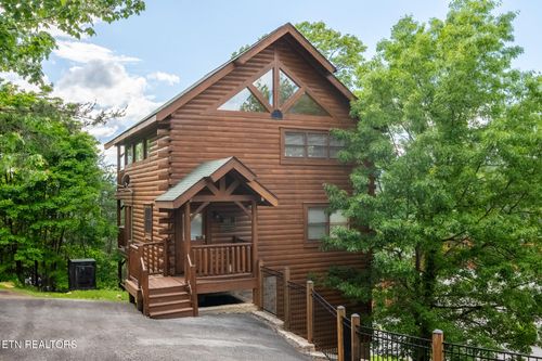 907 Black Bear Cub Way, Sevierville, TN, 37862-7712 | Card Image