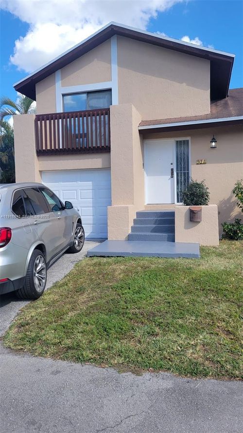 914-914 Nw 106th Avenue Cir, Miami, FL, 33172-3123 | Card Image