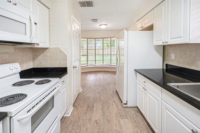 17014 Forest Bend Ave, House other with 3 bedrooms, 2 bathrooms and 2 parking in Friendswood TX | Image 8