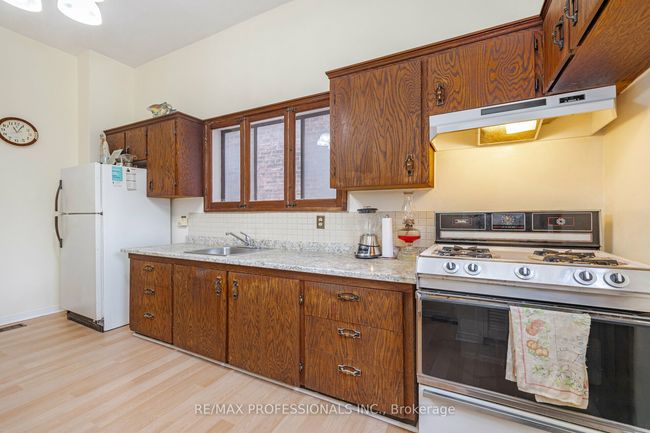 12 O'hara Ave, House attached with 3 bedrooms, 1 bathrooms and 1 parking in Toronto ON | Image 13