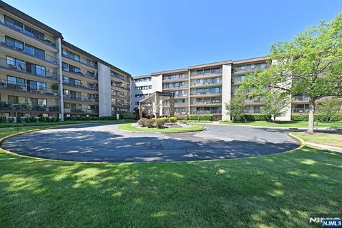 521 Piermont Ave, River Vale, NJ, 07675-5707 | Card Image