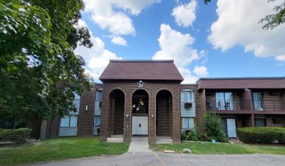 105 - 31 Washington Boulevard, Condo with 2 bedrooms, 2 bathrooms and 1 parking in Mundelein IL | Image 1