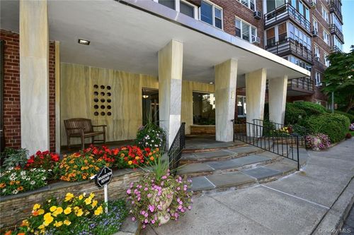 2h-1 Washington Sq, Larchmont, NY, 10538-2008 | Card Image