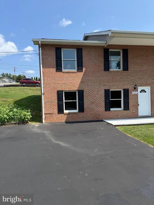 621 Thompson St, STRASBURG, VA, 22657-2332 | Card Image