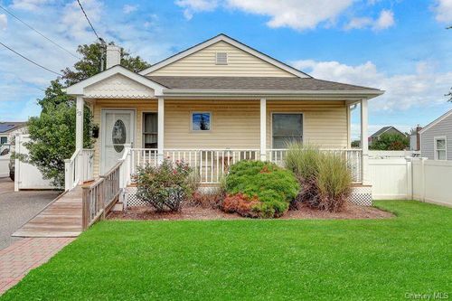 13 Barry Rd, Amityville, NY, 11701-4001 | Card Image